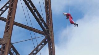 [지구촌톡톡] 하늘에서 밧줄 타고 내려오는 77세 산타클로스 外