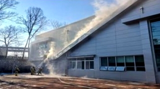 동파한 배수관 토치로 녹이다가 불 나…15명 대피