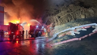 파랗게 변한 하천…화성 창고 화재 후 위험물질 유입