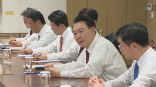 윤대통령 설 인사 촬영…김여사 대신 참모들과 합창