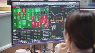 중국 증시, 반등 성공할까…미국과 시총 격차 최대에 개미들 ‘울상’