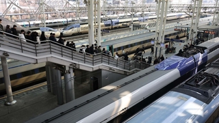 귀경행렬로 북적이는 서울역…”가족·친구와 뜻깊은 연휴”