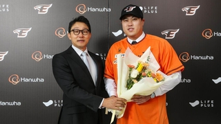 돌아온 류현진 “한화 플레이오프 끌고 가겠다”