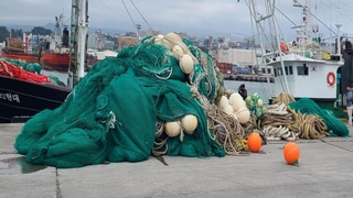 봄어기 앞두고 불법 중국어선 5척 나포…1명 구속