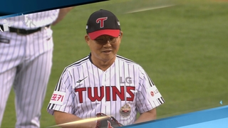 [스포츠영상] ‘쌀딩크’의 야구솜씨 볼까…박항서 감독 시구