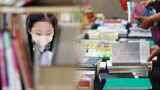 성인 57% 1년간 독서 ‘0권’…”한 권이라도 읽어볼까”