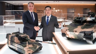 신원식 국방장관, 한화 레드백 장갑차 호주 공장 방문