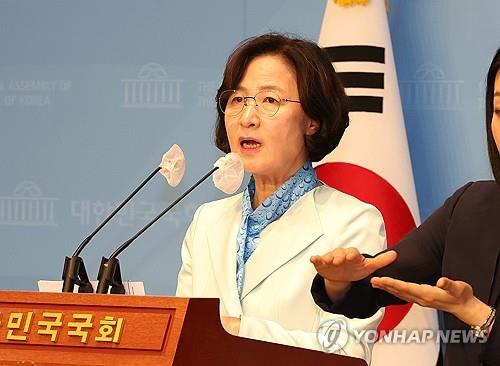 추미애 “탄핵만답이다” 6행시…김민전 “추미애가정신병” 한시