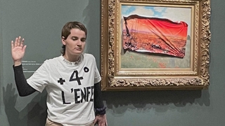 “기온 안 내리면 이렇게…” 모네 명화, 기후 시위에 수난