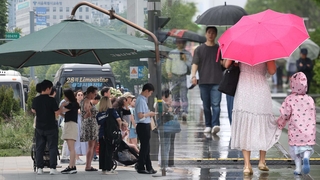 30도 안팎 여름 더위…주말 전국에 비 내리며 주춤