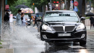 [센터웨더] 장마에 폭염까지…여름철 차량 손상 막으려면 이렇게!