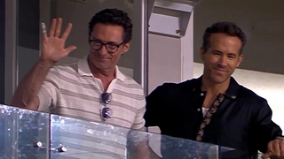 고척돔에서 포착된 휴 잭맨ㆍ라이언 레이놀즈, 경기 관람