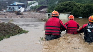 제방 무너지자 범람한 하천…마을 통째로 집어삼켜