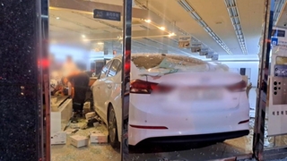 청주서 승용차 상가 돌진…1명 사망·2명 경상