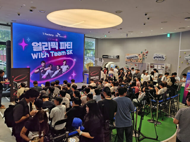 SKT, 올림픽 펜싱 금메달리스트와 아이폰16 출시 행사 열어