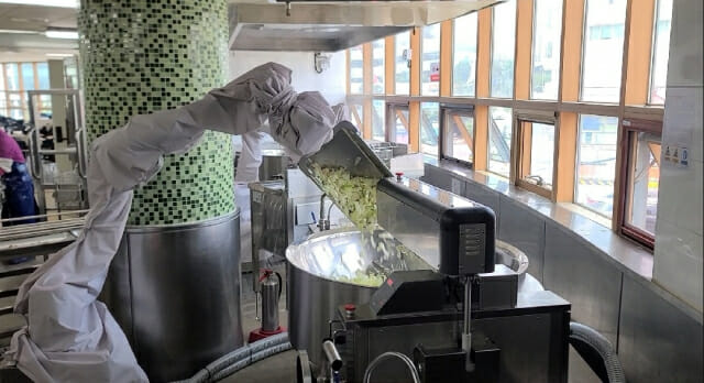 학교 급식실에 로봇 도입 확대…”현장의견 반영해야” 지적도