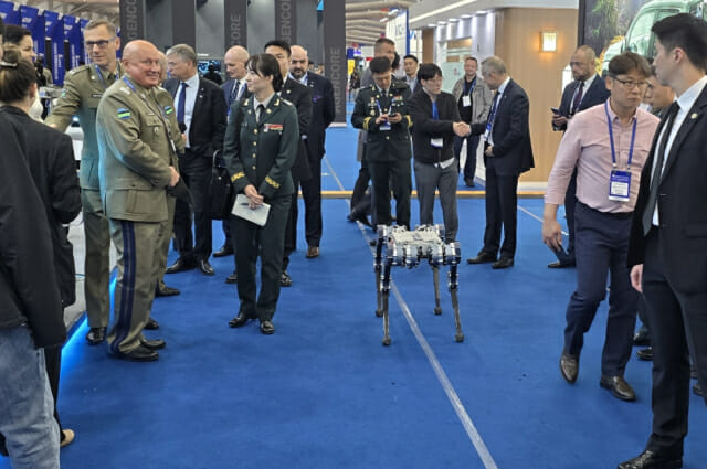 최첨단 드론 등 AI 무기 총 망라…미래 전장 보는 듯한 ‘KADEX’