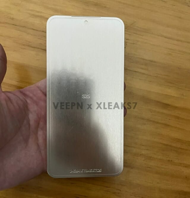 갤럭시S25 모형 사진 공개…AP는 어떤 제품