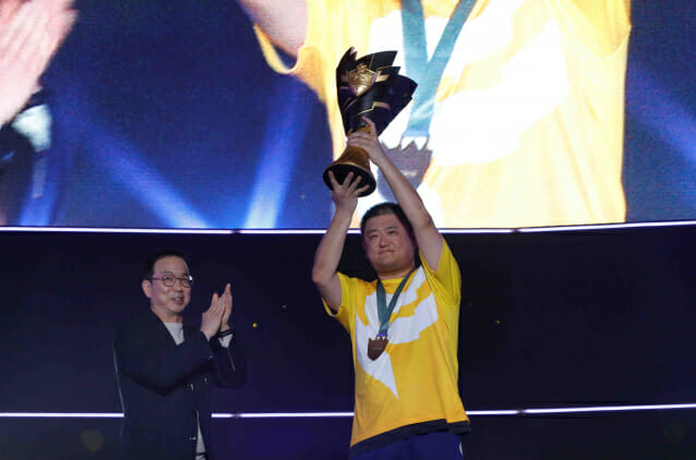 컴투스 ‘SWC2024’ 월드파이널, ‘KELIANBAO’ 우승컵 들었다