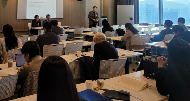 “AI 법제화 주요 쟁점 논의…국내선 어디로”