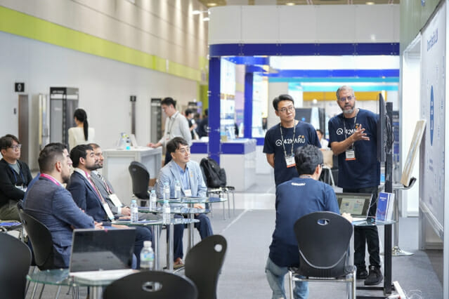 샤르자 디지털청장, 포티투마루 AI부스 방문