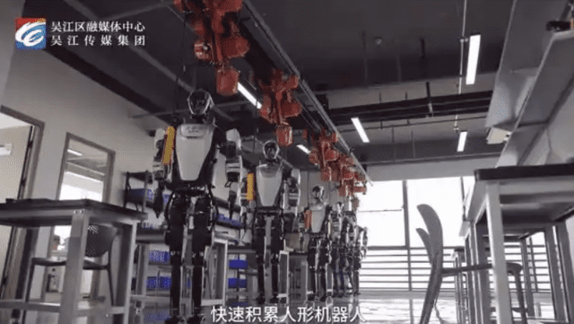 中, 휴머노이드 로봇이 쏟아진다