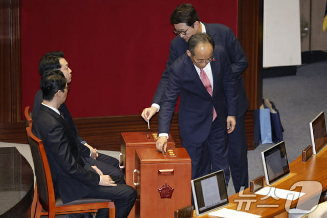국힘, 尹탄핵안 투표 전 본회의장 퇴장