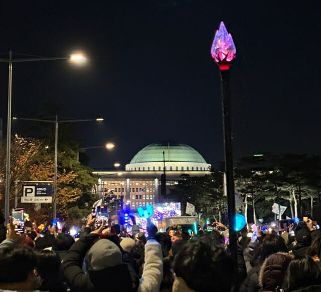 尹 탄핵 무산에 쉽게 자리 못 떠나는 시민들…여의도에 탄식 가득