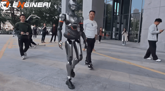 AI로 걷는 법 배웠다…사람처럼 움직이는 中 휴머노이드