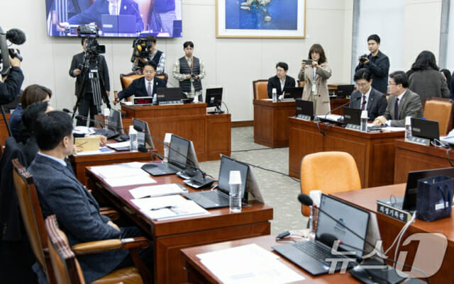 AI 디지털 교과서 효과성 두고 청문회서 찬반 팽팽