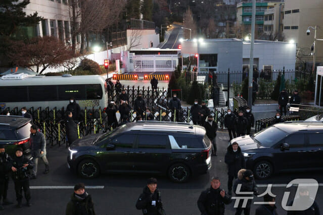 공수처 수사관, 尹 관저 진입…체포영장 집행