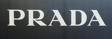 프라다, 베르사체 인수설 부상…글로벌 패션 판도 바뀌나