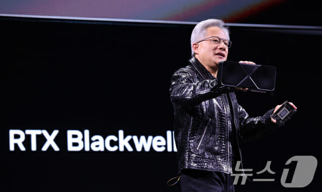 삼성·SK, CES서 불붙은 HBM 경쟁…젠슨 황  한마디에 주가 출렁