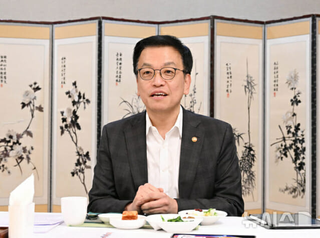 최상목 “강남3구 등 서울 부동산 가격 상승 조짐…모니터링”