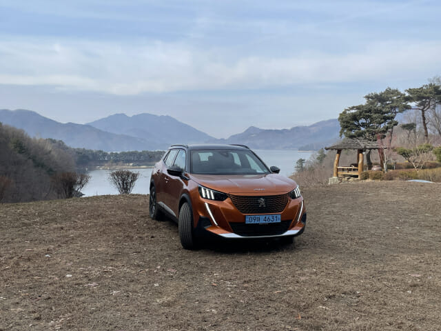 [타보고서] 주행성능 완벽 ‘푸조 e2008’…도심형 소형 전기 SUV