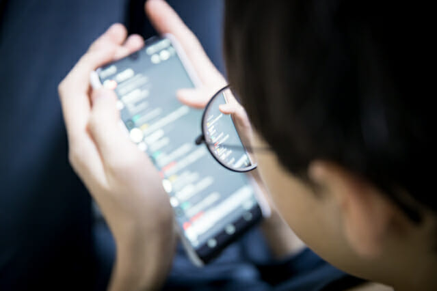 “스마트폰 하루 1시간 더 보면, 근시 위험 21%씩 증가”