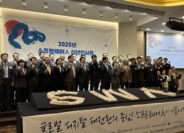 “AI 산업은 핵심 동력…올해 정부 지원 더 늘리겠다”