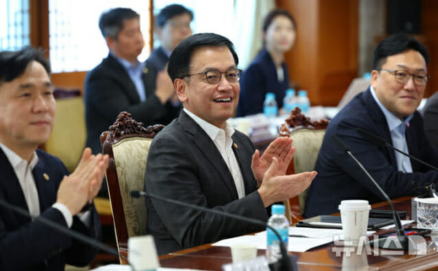 최상목 대행 “연내 GPU 1만장…내년 상반기 GPU 8천장 슈퍼컴 구축”