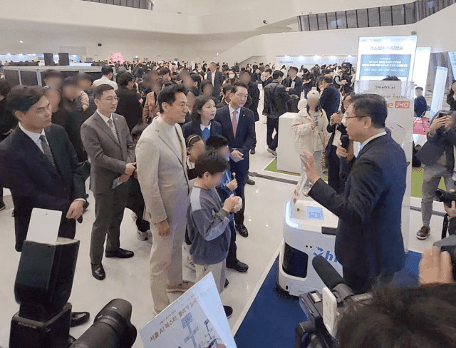 라이노스, 서울 AI 페스타서 청소로봇 선봬