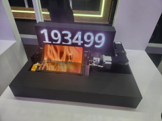 한번 접고 또 접고…”접히는 화면으로 뭘 하지”