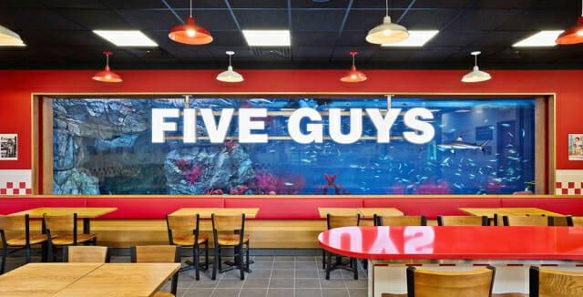 아쿠아리움 즐기며 햄버거를…갤러리아 광교에 파이브가이즈 6호점 오픈