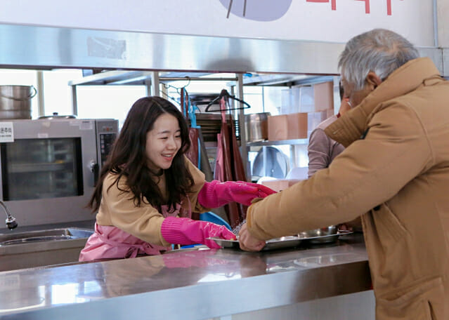 금호석유화학, 독거노인 대상 도시락 배달 봉사