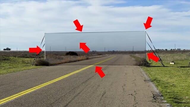 [영상] 가짜 벽 세우고 테슬라 차량 몰고 갔더니