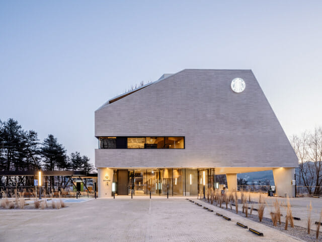 “댕댕이들 모여라”…스타벅스, 더북한강R점에서 반려동물 페스티벌 개최