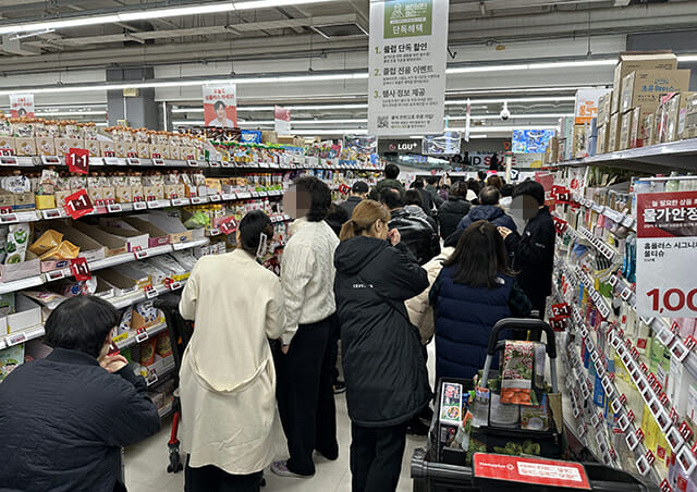 2위 홈플러스 혼란 속…반등 노리는 이마트·롯데마트