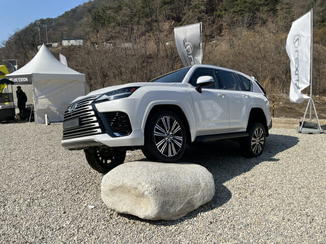 “경쟁자는 전작”…산 넘고 물 건너는 렉서스 ‘4세대 LX’