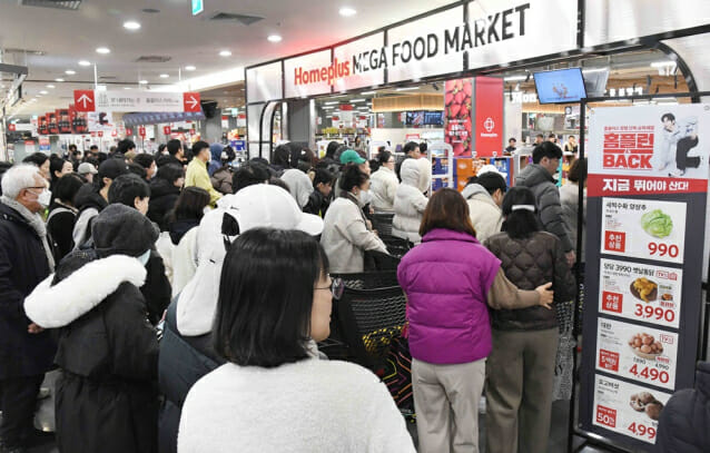 홈플러스 매대 텅 비나…식품업체들 물품 공급 중단 줄이어
