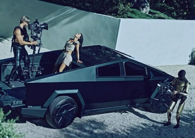 킴 카다시안, 사이버트럭서 섹시 포즈…네티즌 비난 폭주