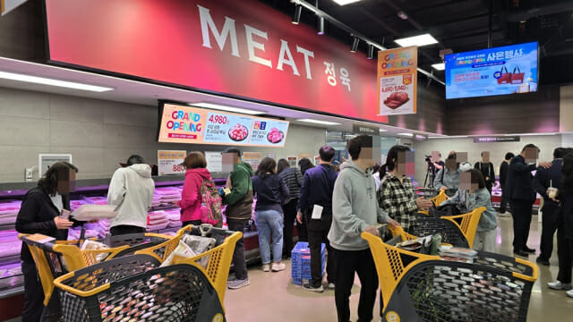 반값한우·올리브영보다 싼 화장품…이마트 ‘푸드마켓’ 고덕점 가보니