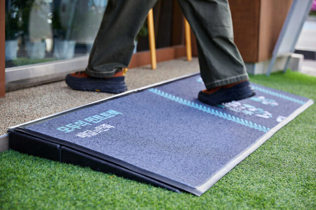 배민, 이동약자 돕는 외식매장 경사로 지원